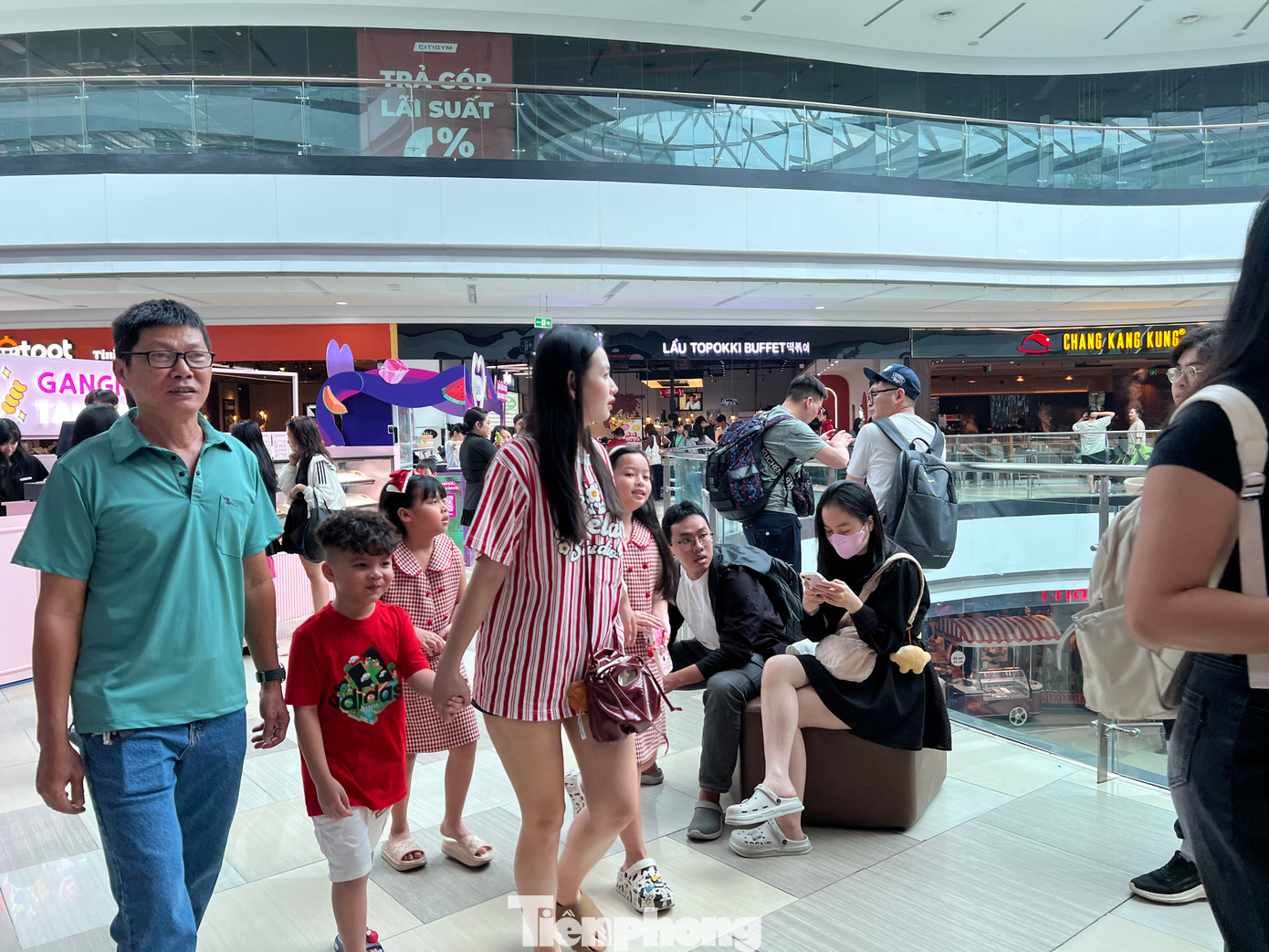 Nhiều gia đình trẻ ở TPHCM chọn trung tâm thương mại vui chơi, ăn uống dịp nghỉ Tết vừa thuận tiện, giá rẻ...