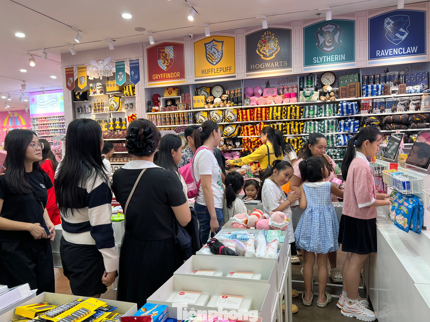 Hầu như quầy hàng nào cũng có khách xếp hàng dài chờ thanh toán. "Tết mà, đông đúc mới vui. Tuy dòng người xếp hàng khá dài nhưng thời gian chờ không lâu lắm" - bạn Thanh Hoa (sinh viên trường ĐH Ngân hàng) vui vẻ nói.