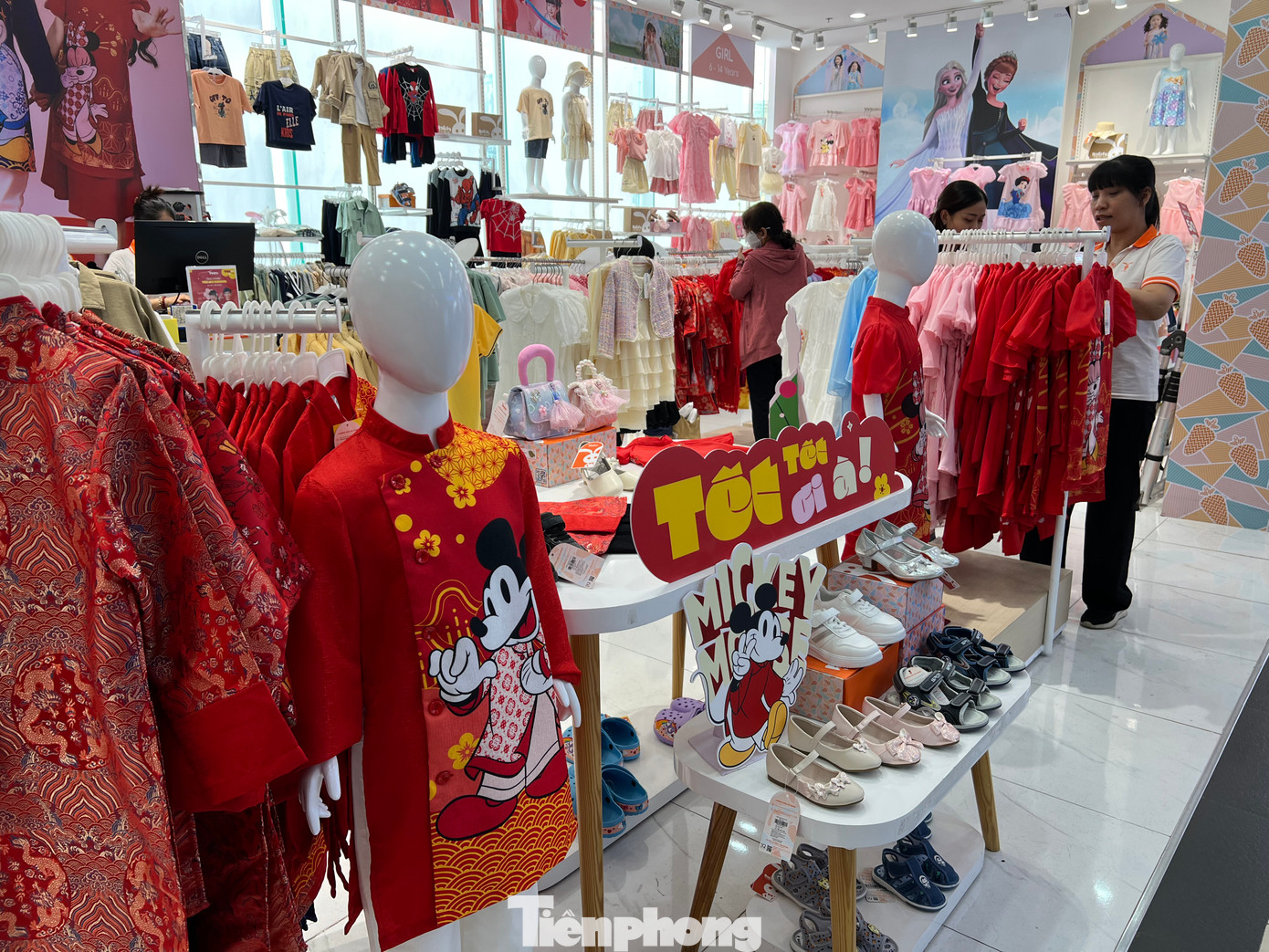 Áo dài Tết dành cho trẻ em thu hút các phụ huynh mua cho con diện những ngày xuân.