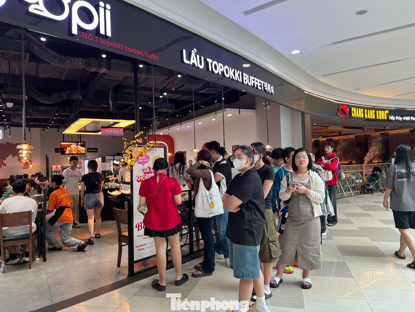 Nhiều khách hàng cho biết, đa số các hàng ăn ở trung tâm thương mại đều rất ngon, không tăng giá, không phụ thu dịp lễ Tết và đặc biệt rất đảm bảo khâu an toàn vệ sinh thực phẩm.