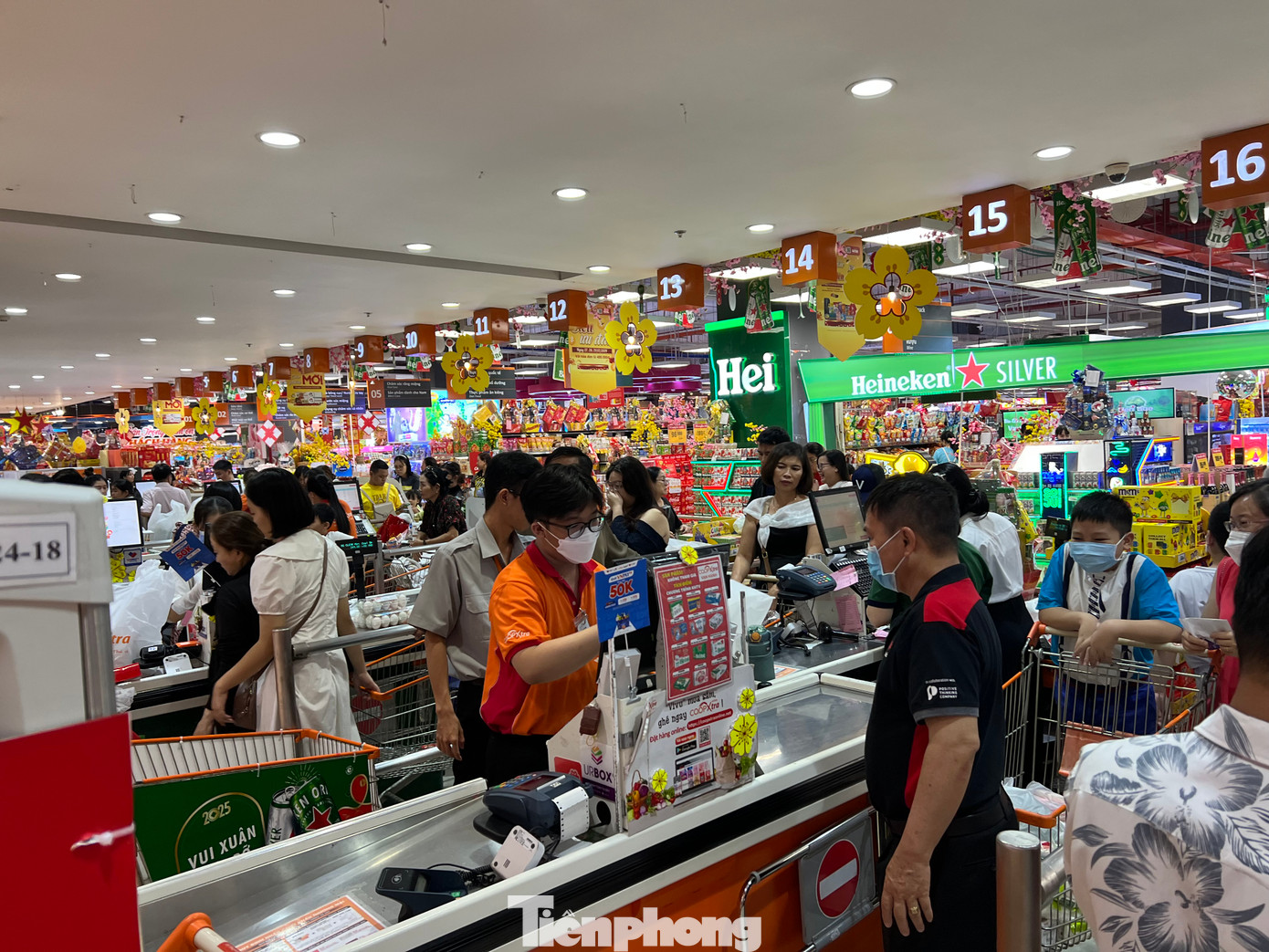 Siêu thị có nhiều chương trình khuyến mãi nên hút khách đến mua sắm Tết. Dù đã mở thêm quầy thanh toán, nhân viên làm việc hết công suất nhưng khách hàng vẫn rồng rắn xếp hàng dài