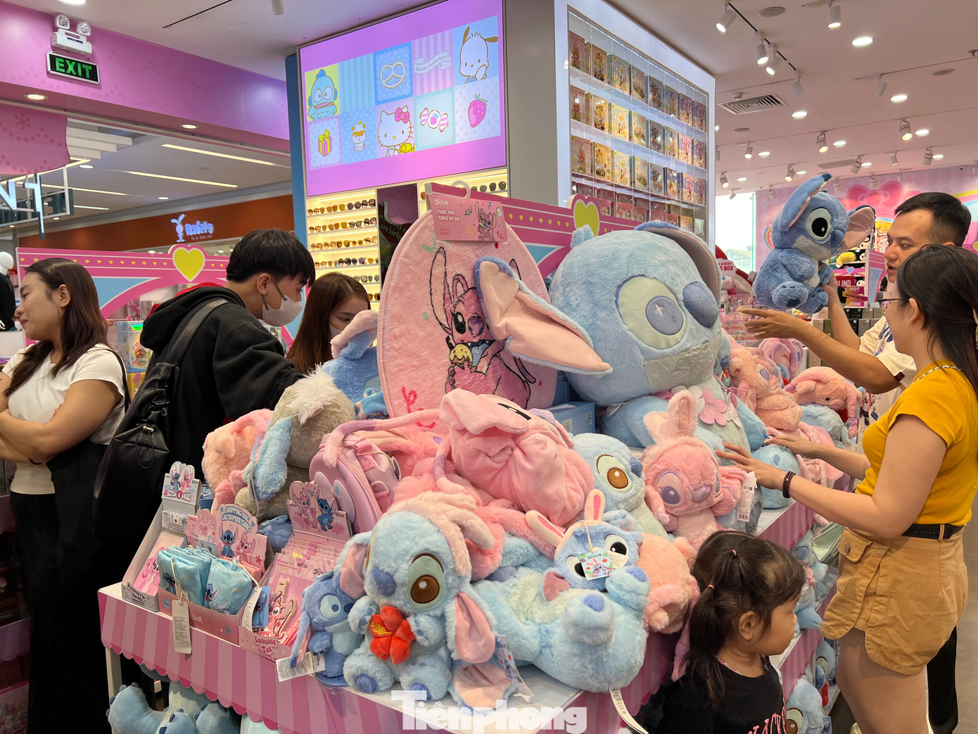 Một shop bán đồ chơi, gấu bông hot trend thu hút rất đông khách hàng trẻ và các em nhỏ được ba mẹ đến mua làm quà tặng Tết.