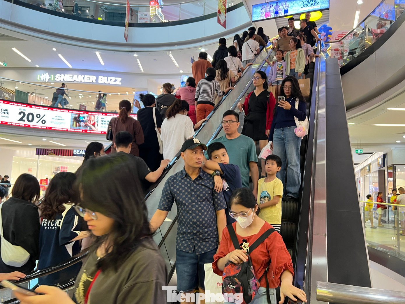 Ngày 1/1, tại Trung tâm thương mại Vạn Hạnh mall (quận 10, TPHCM) đã nhộn nhịp khách khi vừa mở cửa. Cao điểm từ buổi trưa đến chiều tối, trung tâm này đón lượng khách lớn vào vui chơi, ăn uống, mua sắm. Các thang máy đều chật kín khách.