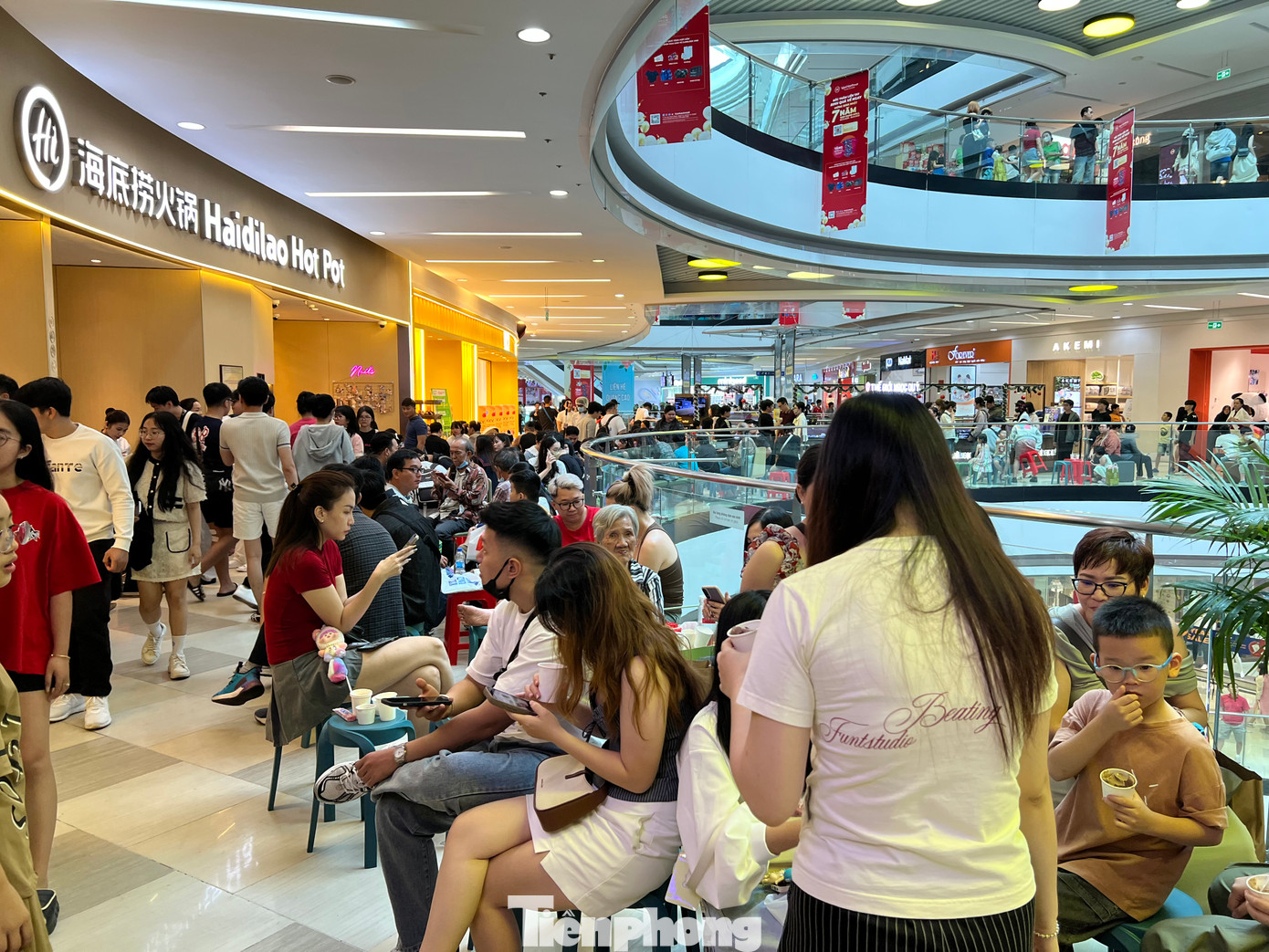 Một nhà hàng còn bày ghế ngay trên lối đi và đều được khách ngồi kín chỗ, thoải mái thưởng thức món ăn ngon lành.