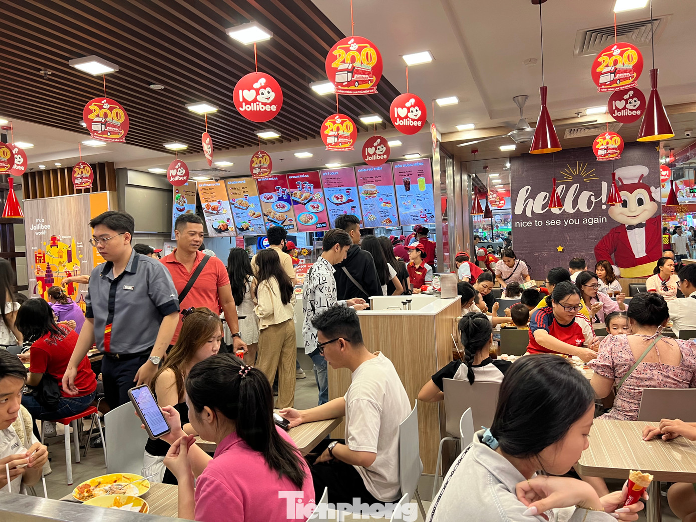 Đặc biệt, các cửa hàng ăn uống ở trung tâm thương mại gần như không còn chỗ trống. Vì vậy, nhiều người quyết định mua mang về vì không có chỗ ngồi.