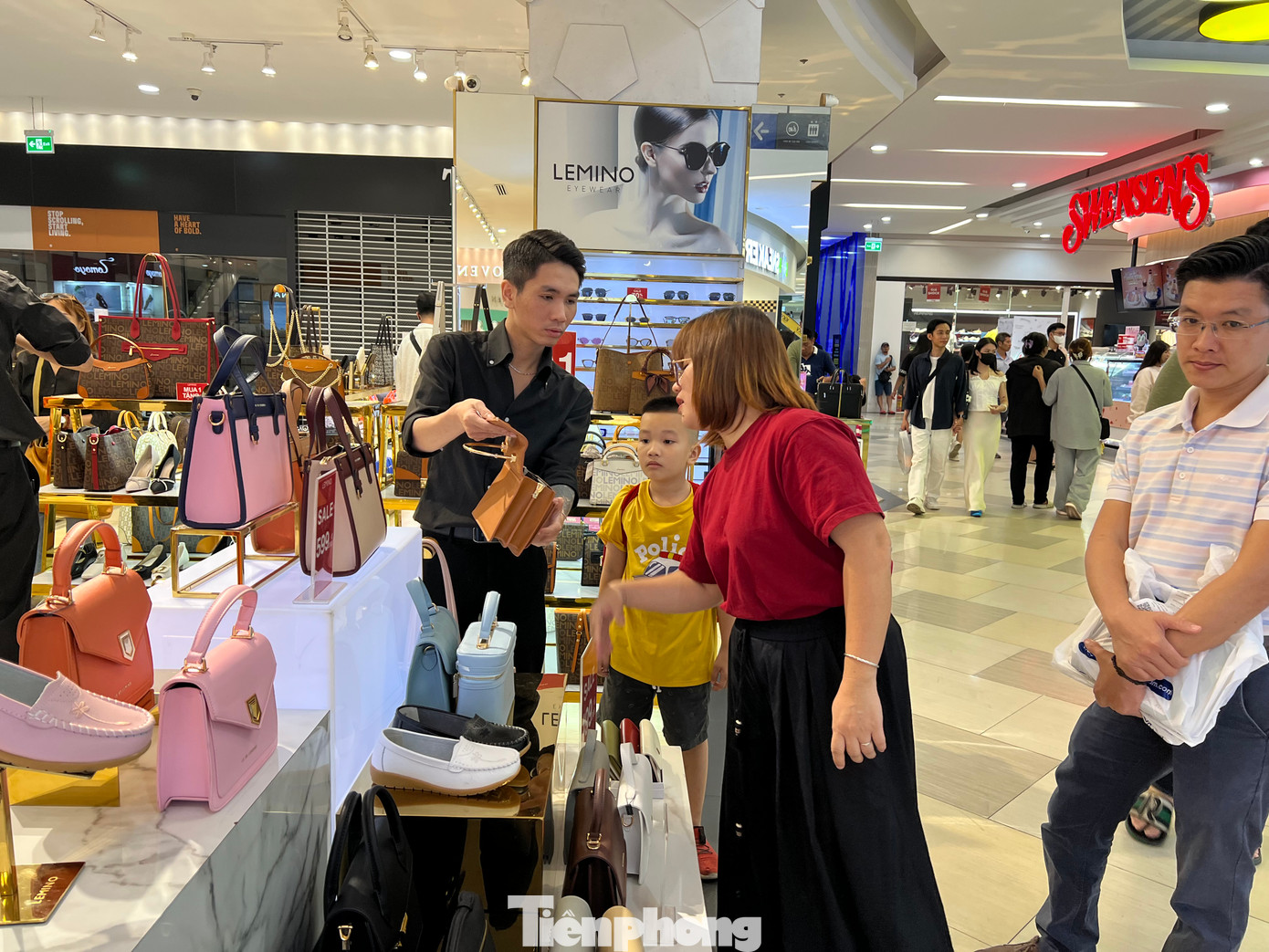 Hàng hiệu giảm giá hút khách.