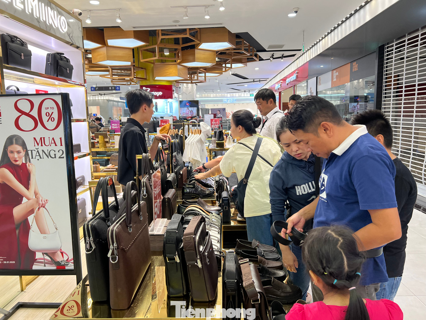 Nhân dịp Tết dương lịch 2025, các nhãn hàng đều tung khuyến mãi khủng từ 50 - 80%, mua 1 tặng 1...