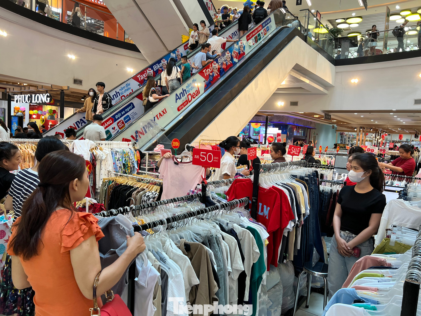 Các trung tâm thương mại như Vạn Hạnh mall, Aeon, Vincom... trưng bày hàng Tết ở những vị trí bắt mắt, các quầy hàng đều treo băng rôn giảm giá đỏ rực thu hút khách hàng. "Hàng tốt, giá cả phải chăng nên tôi vào đây vui chơi và sắm đồ mới cho cả gia đình đón Tết" - chị Hà Phương (ngụ quận Bình Tân) hào hứng nói.