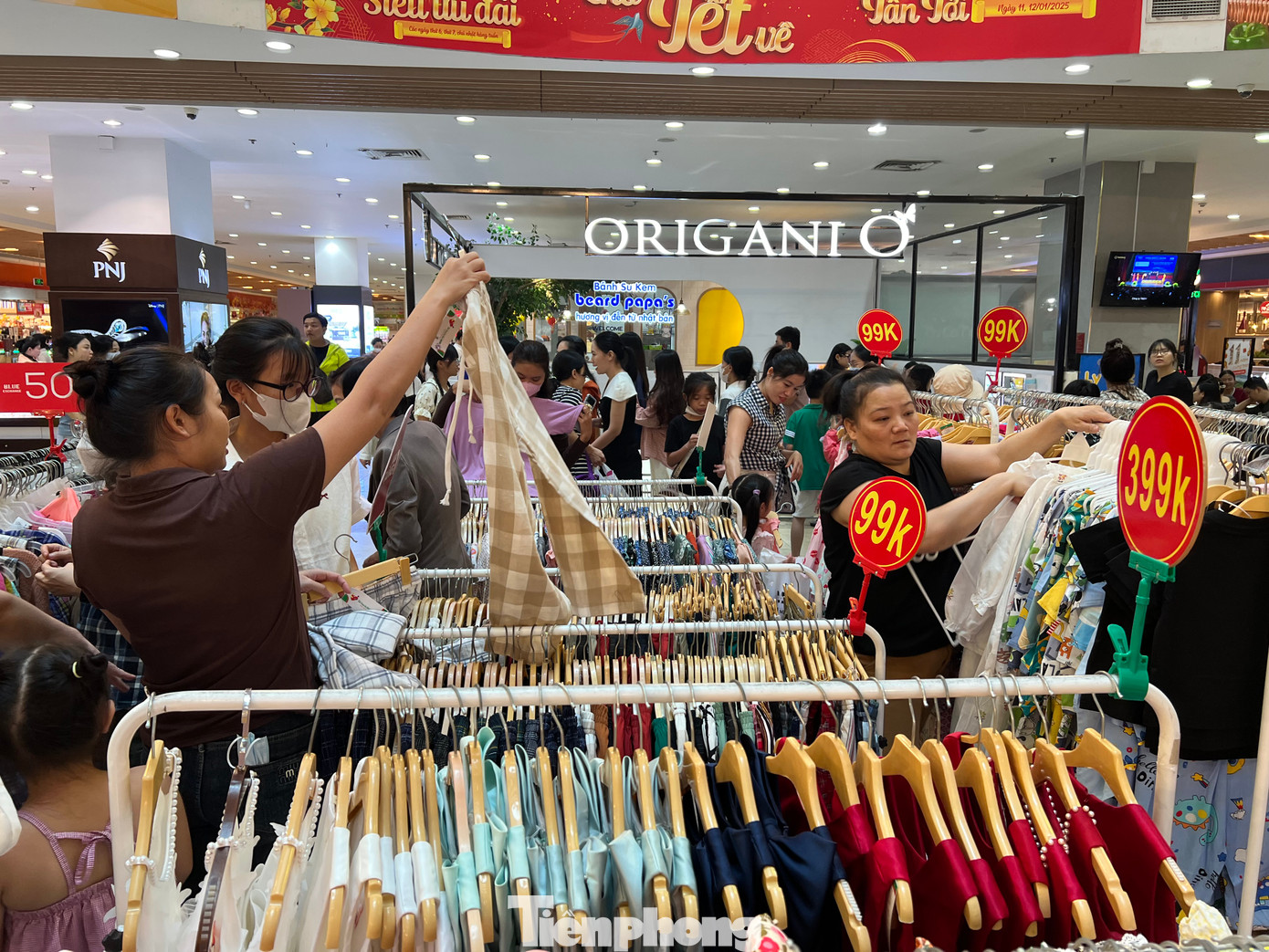 Chương trình giảm giá sập sàn dịp Tết, quần áo thời trang đồng giá chỉ từ 99.000 đồng