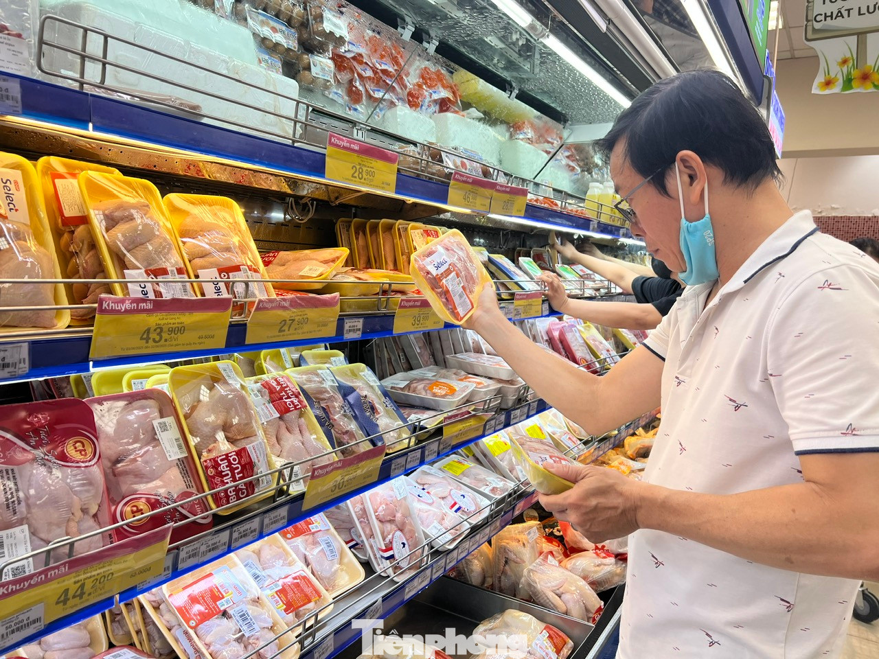 Người tiêu dùng soi kỹ thực phẩm tại siêu thị Người tiêu dùng soi kỹ thực phẩm tại siêu thị