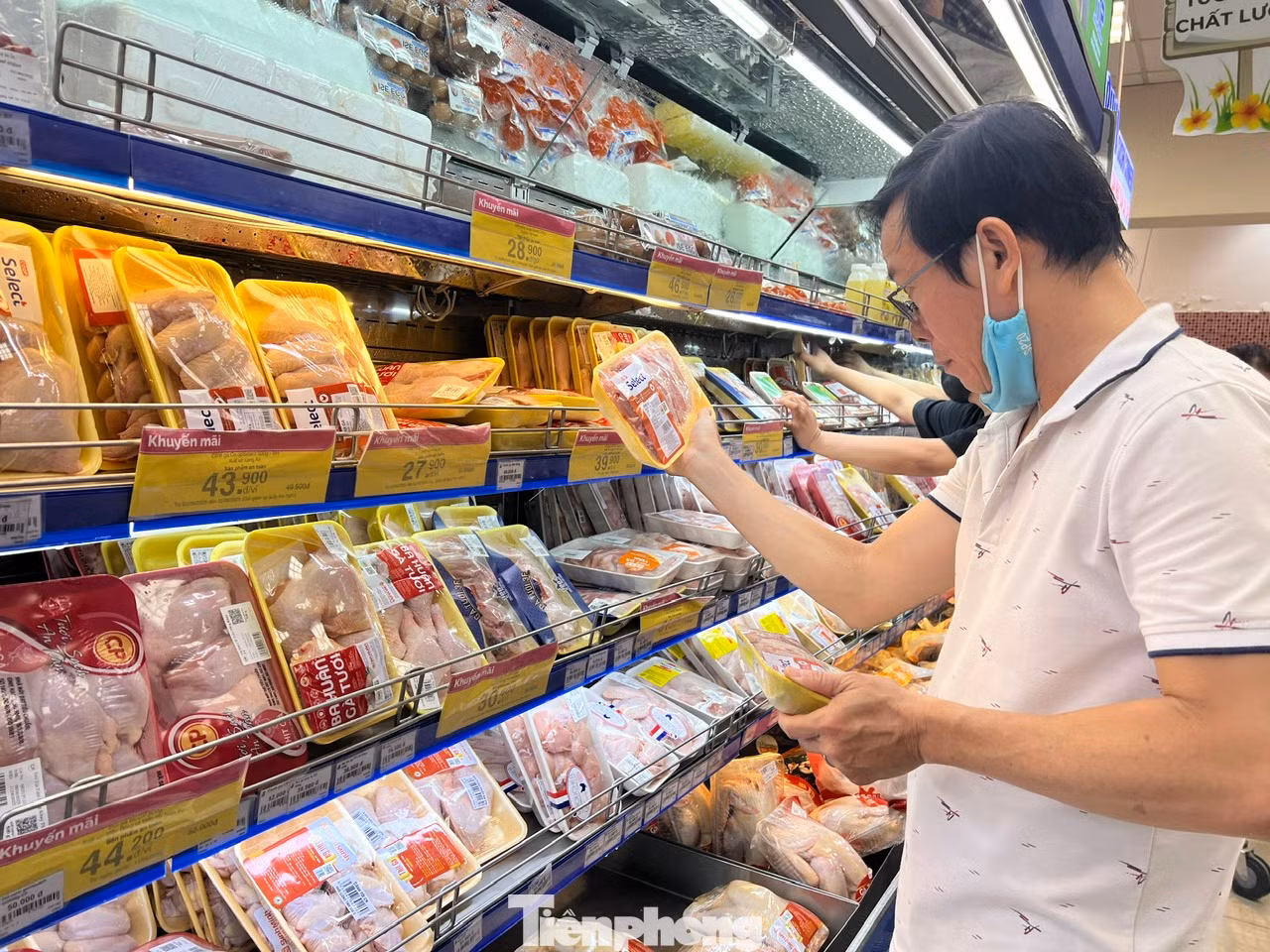 Người tiêu dùng soi kỹ thực phẩm tại siêu thị