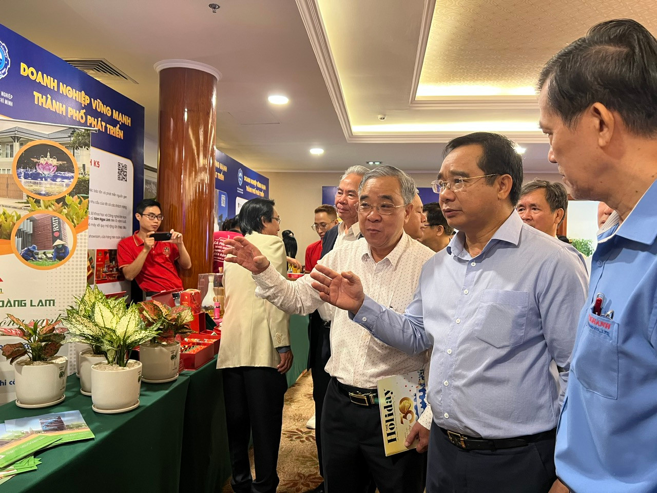 Lãnh đạo TPHCM tham quan các gian hàng của doanh nghiệp Lãnh đạo TPHCM tham quan các gian hàng của doanh nghiệp