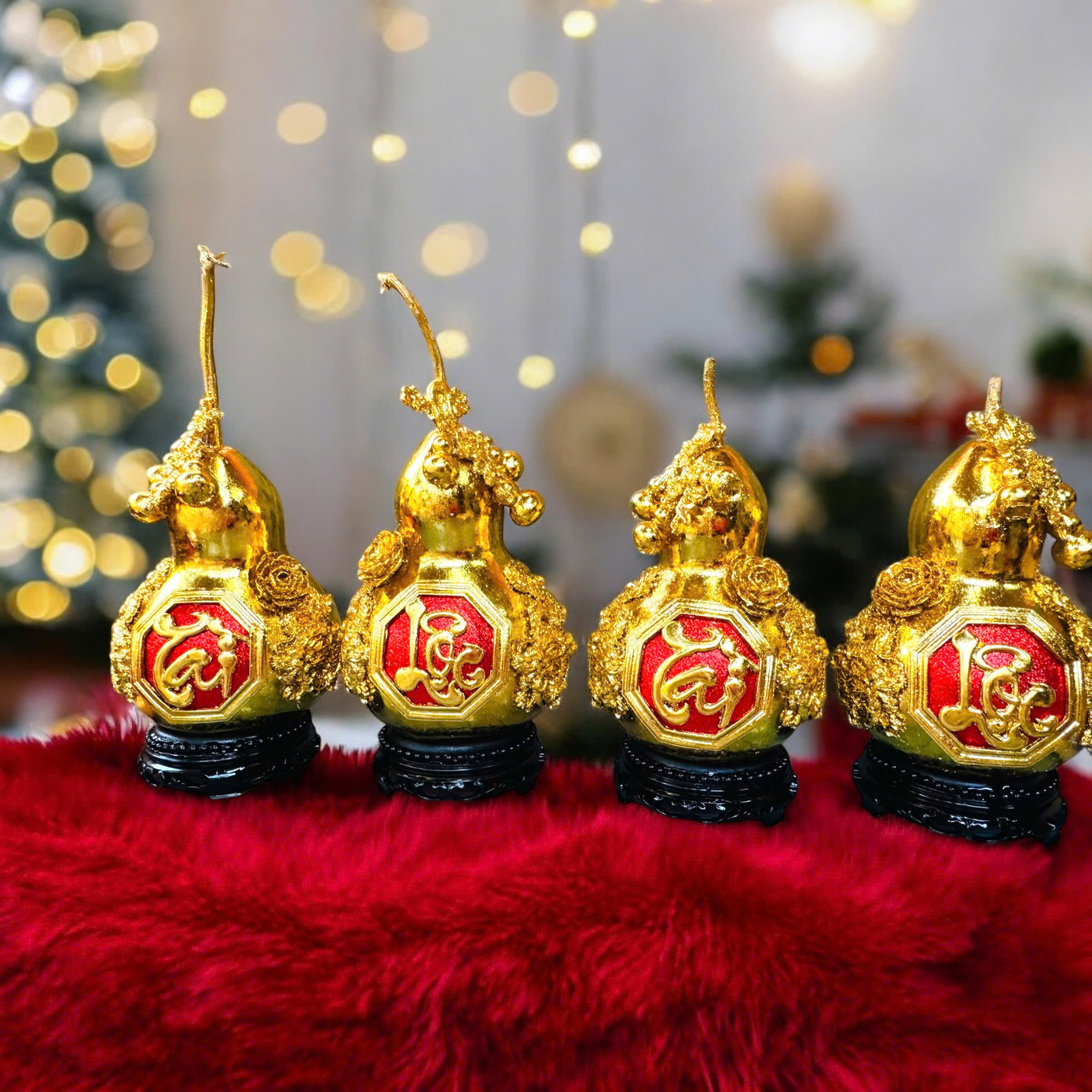 Bầu hồ lô được tuyển chọn kỹ, phơi khô và trang điểm tỉ mỉ từng chi tiết. Quả nào cũng sáng choang, lấp lánh, bề mặt được tạo hình công, phượng, chữ tài lộc, trái châu hay những chiếc lá… Dừa dát vàng 700.000 – 900.000 đồng/cặp và bầu hồ lô phong thủy có giá từ 900.000 - 1,5 triệu đồng/cặp được nhiều khách săn đón dịp Tết Nguyên đán 2025.