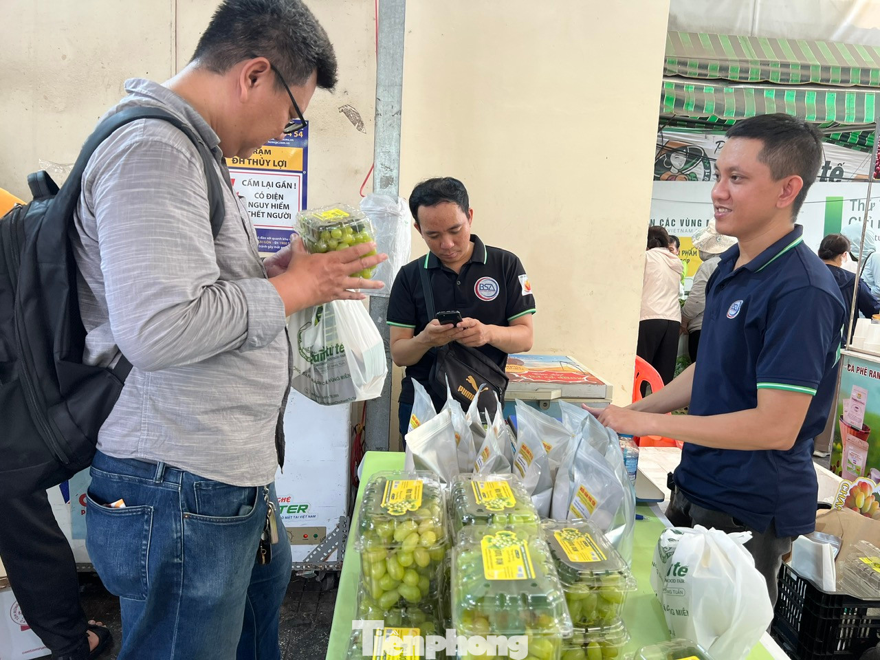 Hơn 50 kg nho, táo Ninh Thuận đã "cháy hàng" chỉ trong vòng hơn một giờ đồng hồ từ khi bày bán Hơn 50 kg nho, táo Ninh Thuận đã "cháy hàng" chỉ trong vòng hơn một giờ đồng hồ từ khi bày bán