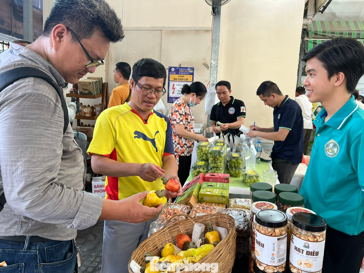 Quả điều tươi được bán với giá tới 60.000 đồng/kg, là "món ăn tuổi thơ" của nhiều khách hàng khi đến chợ phiên Quả điều tươi được bán với giá tới 60.000 đồng/kg, là "món ăn tuổi thơ" của nhiều khách hàng khi đến chợ phiên