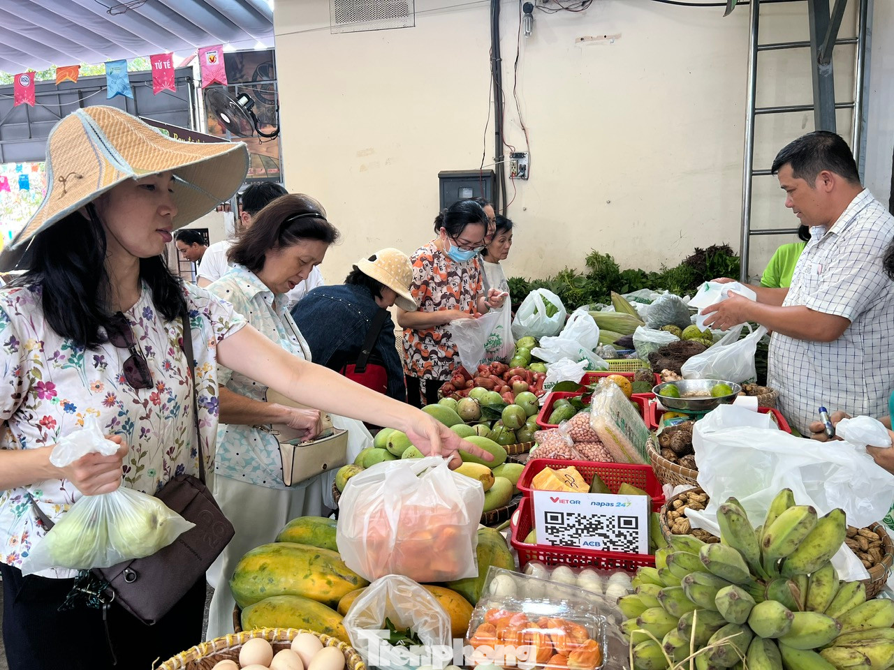 Người trẻ đem những sản phẩm "của nhà trồng được" đến phiên chợ Xanh chủ yếu để giới thiệu, tiếp lửa cho hành trình khởi nghiệp. "Lãi" của họ chính là sự tin tưởng của khách hàng. Người trẻ đem những sản phẩm "của nhà trồng được" đến phiên chợ Xanh chủ yếu để giới thiệu, tiếp lửa cho hành trình khởi nghiệp. "Lãi" của họ chính là sự tin tưởng của khách hàng.
