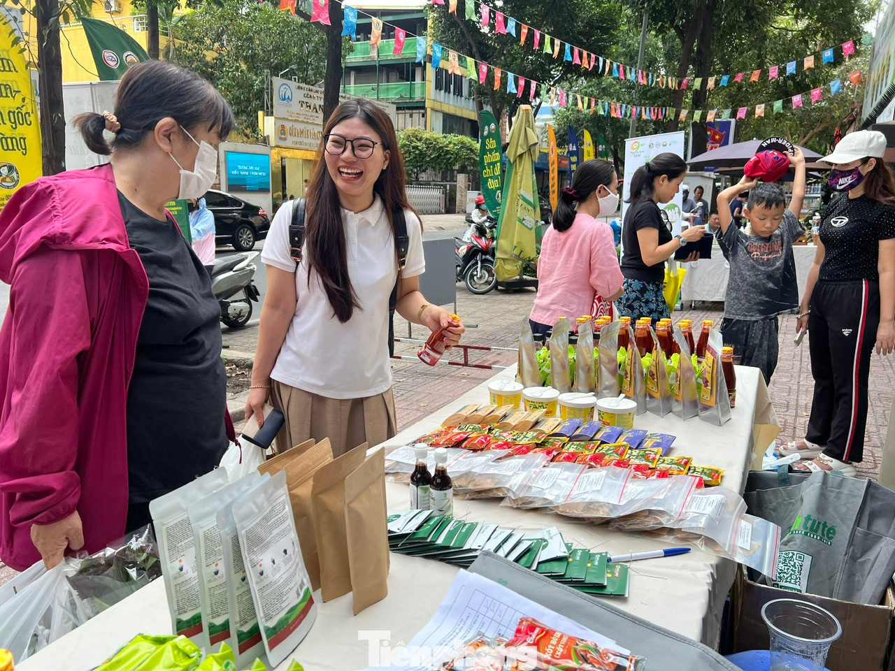 Khách đi chợ còn được nhận quà thỏa thích; hoặc đem theo chai nhựa, pin tiểu đã qua sử dụng còn được nhận nhiều phần quà thiết thực từ sản phẩm tái chế Khách đi chợ còn được nhận quà thỏa thích; hoặc đem theo chai nhựa, pin tiểu đã qua sử dụng còn được nhận nhiều phần quà thiết thực từ sản phẩm tái chế