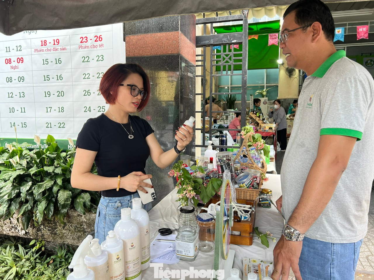 Khách đi chợ còn được nhận quà thỏa thích; hoặc đem theo chai nhựa, pin tiểu đã qua sử dụng còn được nhận nhiều phần quà thiết thực từ sản phẩm tái chế Khách đi chợ còn được nhận quà thỏa thích; hoặc đem theo chai nhựa, pin tiểu đã qua sử dụng còn được nhận nhiều phần quà thiết thực từ sản phẩm tái chế