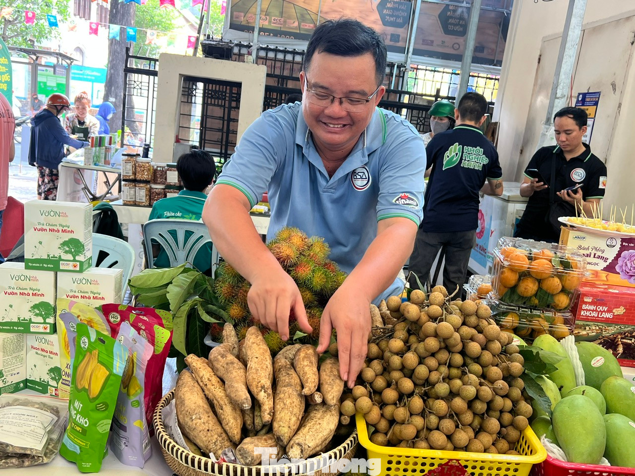 Đặc sản Vĩnh Long như khoai lang, chôm chôm, thanh trà... được giảng viên Nguyễn Thanh Việt vượt cả trăm cây số đem đến phục vụ người dân thành phố Đặc sản Vĩnh Long như khoai lang, chôm chôm, thanh trà... được giảng viên Nguyễn Thanh Việt vượt cả trăm cây số đem đến phục vụ người dân thành phố