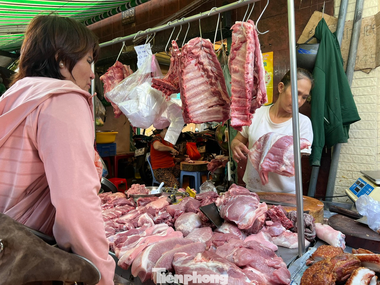 Thịt heo tăng giá cả tuần qua, lên thêm 10.000 - 20.000 đồng/kg khiến sức mua càng thêm chậm