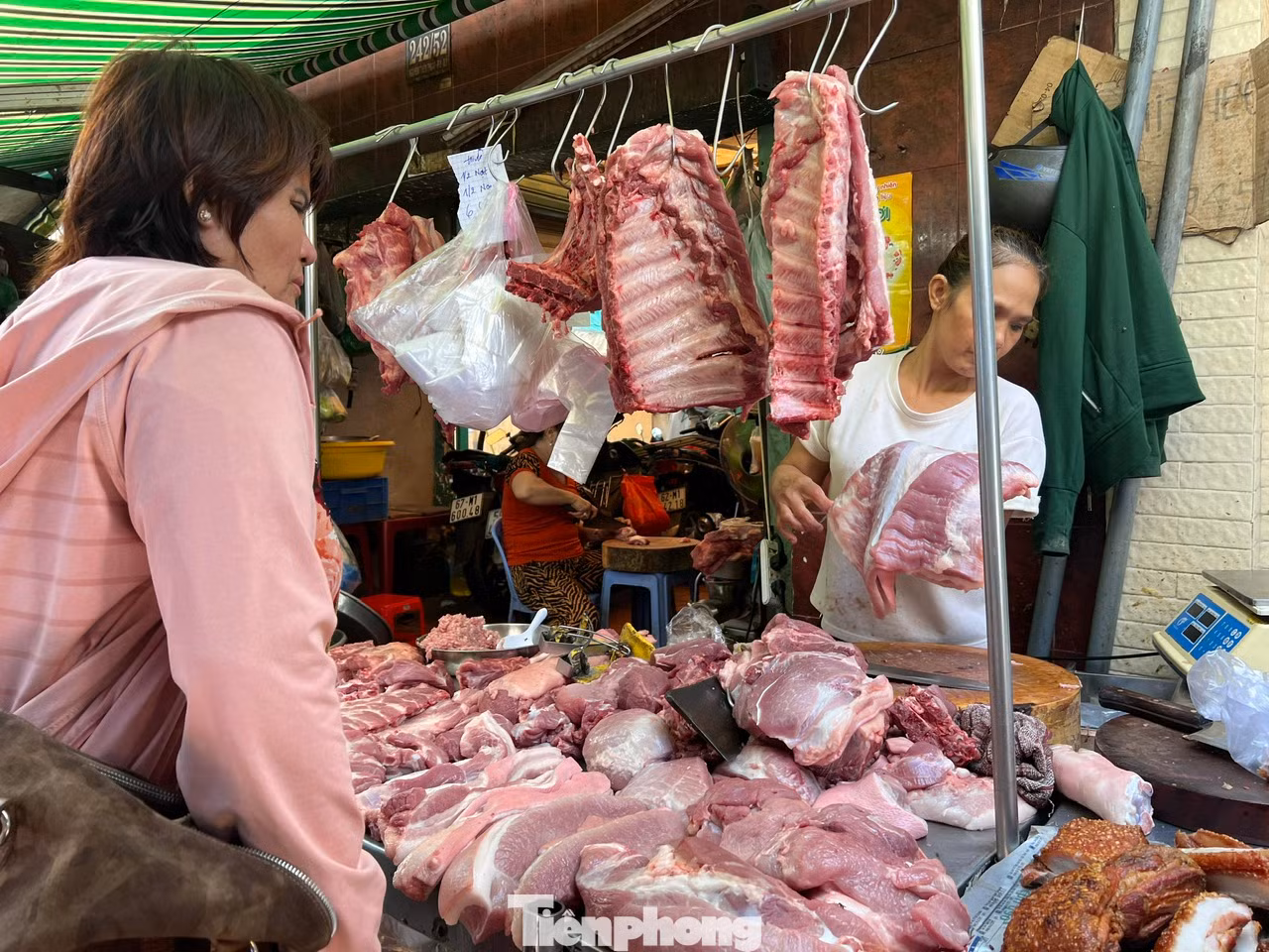 Thịt heo tăng giá cả tuần qua, lên thêm 10.000 - 20.000 đồng/kg khiến sức mua càng thêm chậm