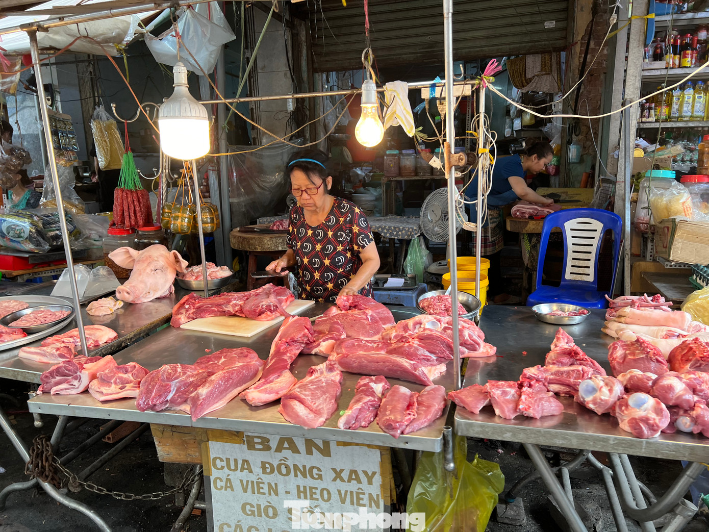 Thịt heo còn ê hề khiến tiểu thương buồn tênh