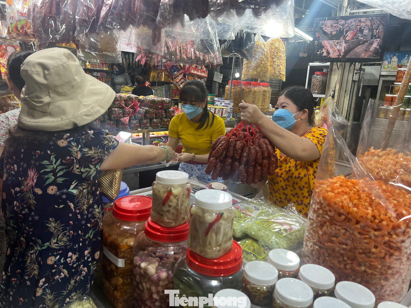 Giá heo tăng kéo theo nhiều sản phẩm chế biến từ thịt như tai heo ngâm chua ngọt, chả lụa, lạp xưởng... đều tăng giá dịp Tết