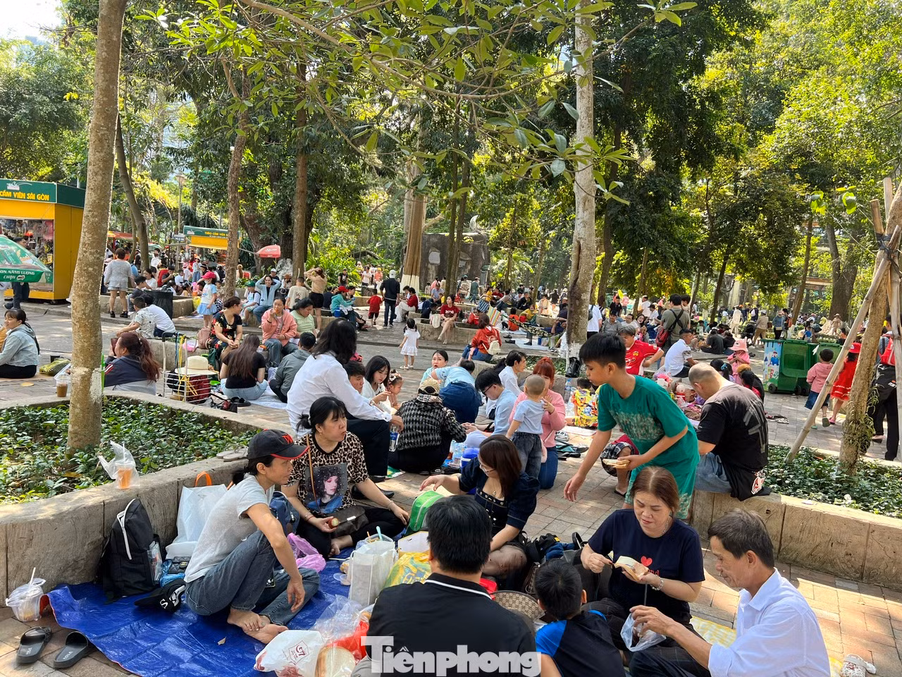 Những vị trí có bóng mát được các gia đình tận dụng làm nơi nghỉ chân, ăn uống. "Đồ ăn thức uống mình tự chuẩn bị ở nhà, đi chơi cả ngày nhưng chi phí chưa tới 100.000 đồng/người" - anh Nguyễn Văn Hải (ngụ tỉnh Bình Dương) cho hay.