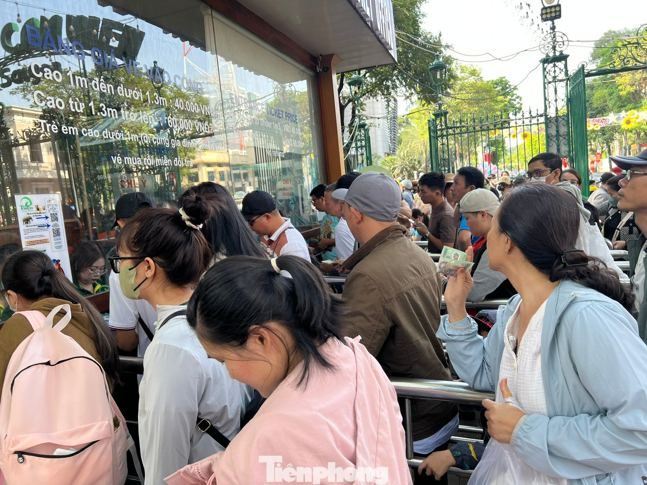 Ngày 2/2 (mùng 5 Tết), nhiều người tranh thủ ngày nghỉ Tết cuối cùng để vào Thảo Cầm Viên vui chơi. Với giá vé từ 40.000 - 60.000 đồng/người (trẻ em - người lớn), du khách có thể tham quan, dạo chơi cả ngày. Thảo Cầm Viên Sài Gòn là một trong những địa chỉ "check-in" quen thuộc của giới bình dân và du khách khi đến TPHCM những dịp lễ, Tết.