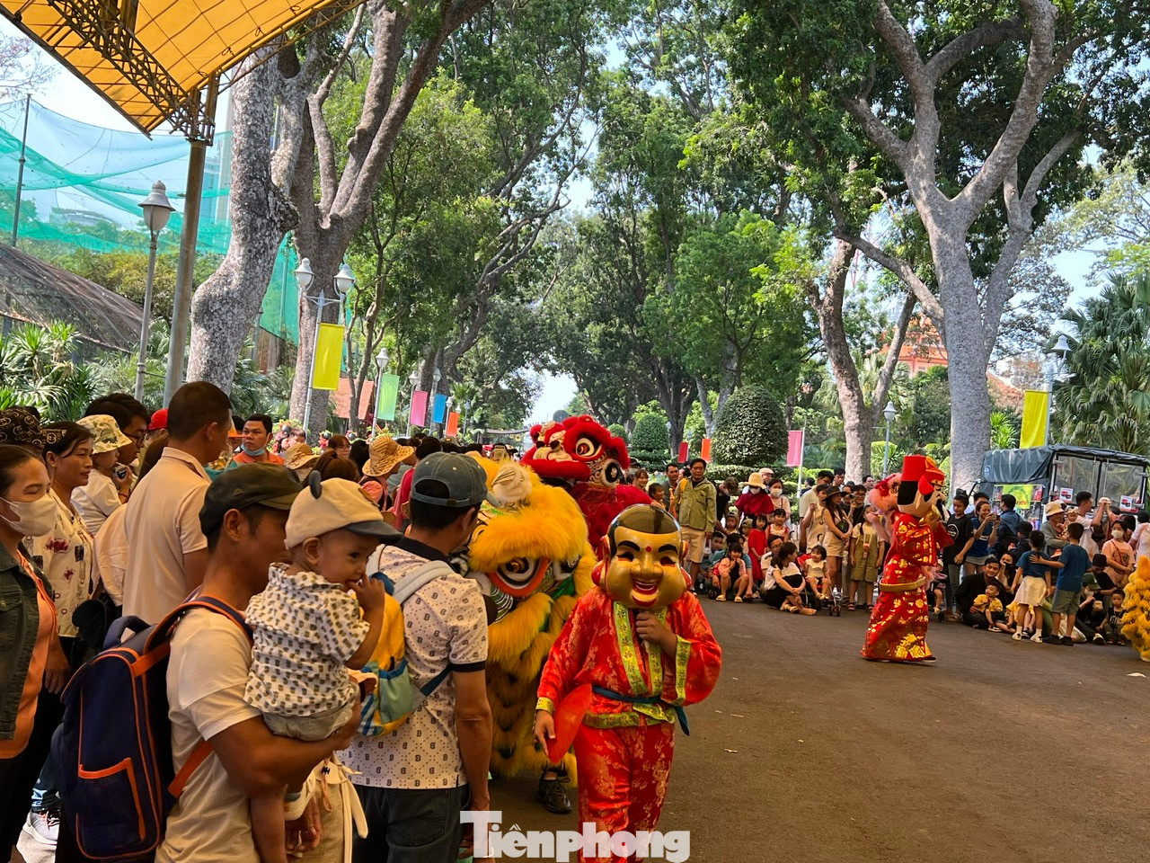 Không chỉ tham quan vườn thú, du khách còn được xem múa lân, xiếc, ca nhạc... trong suốt những ngày Tết.