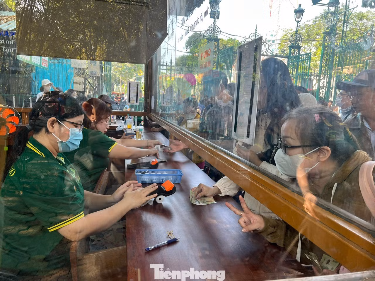 Du khách xếp hàng chờ mua vé vào cổng. "Thảo Cầm Viên rộng rãi, nhiều cây xanh nên mát mẻ, đặc biệt ở đây có nhiều bạn thú được các con rất thích. Vì vậy, vừa từ quê trở lại thành phố, tôi đã đưa cả gia đình vào đây ngay" - chị Nguyễn Thị Hà (quê Bình Định) chia sẻ.