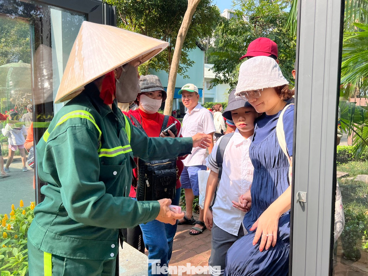 Giá vé để vào chơi cùng capypara là 50.000 đồng/người. Mỗi lượt chỉ có khoảng 10 gia đình được vào và thời gian ở cùng chuột lang chỉ khoảng 10 phút. Mỗi ngày, có khoảng 10 suất để du khách vào trực tiếp bên trong chuồng capybara. Nhiều người mua vé buổi sáng và chờ đến buổi chiều mới đến lượt, nhưng cũng có người tiếc rẻ vì không còn vé để mua.