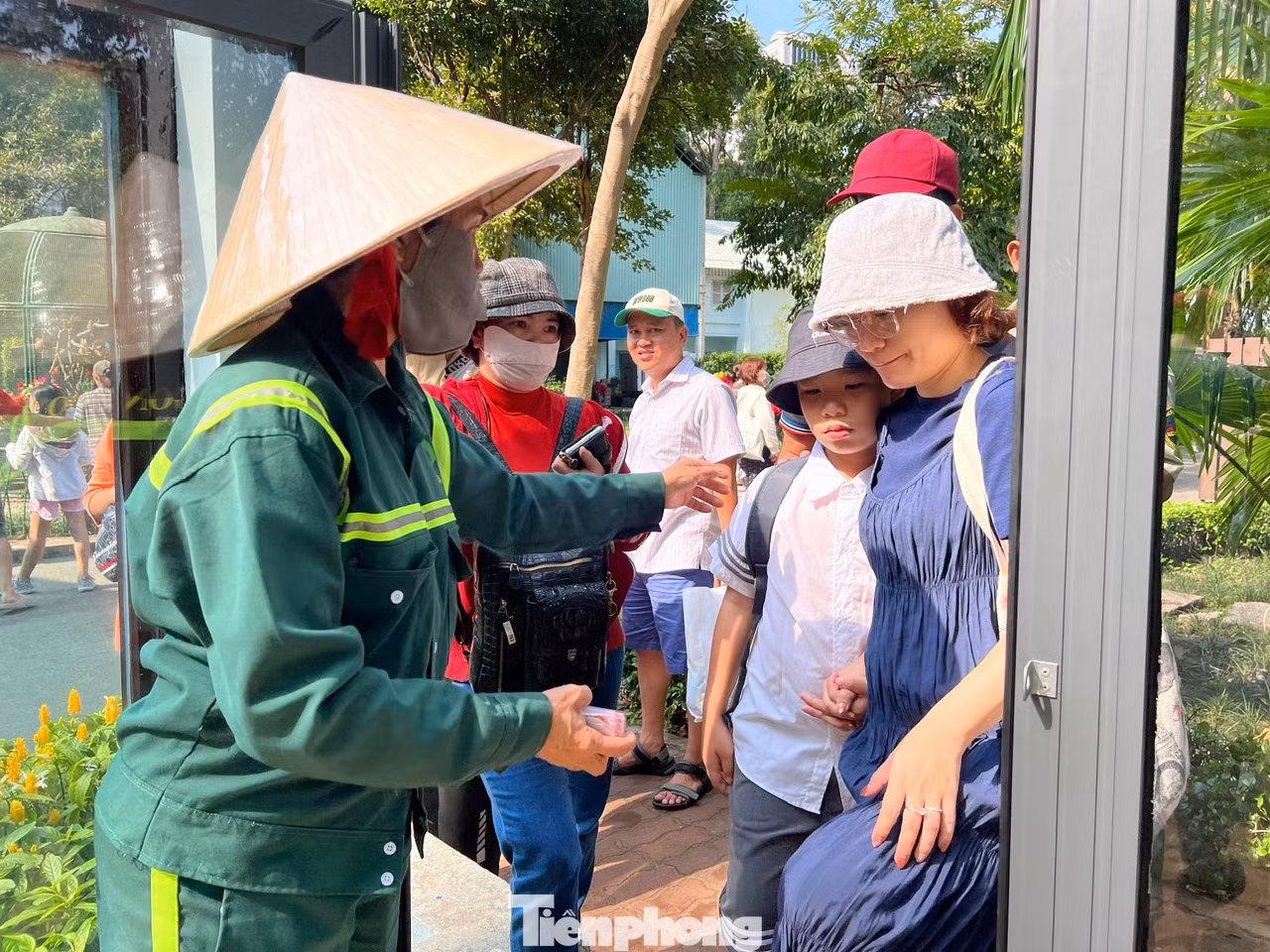 Giá vé để vào chơi cùng capypara là 50.000 đồng/người. Mỗi lượt chỉ có khoảng 10 gia đình được vào và thời gian ở cùng chuột lang chỉ khoảng 10 phút. Mỗi ngày, có khoảng 10 suất để du khách vào trực tiếp bên trong chuồng capybara. Nhiều người mua vé buổi sáng và chờ đến buổi chiều mới đến lượt, nhưng cũng có người tiếc rẻ vì không còn vé để mua.