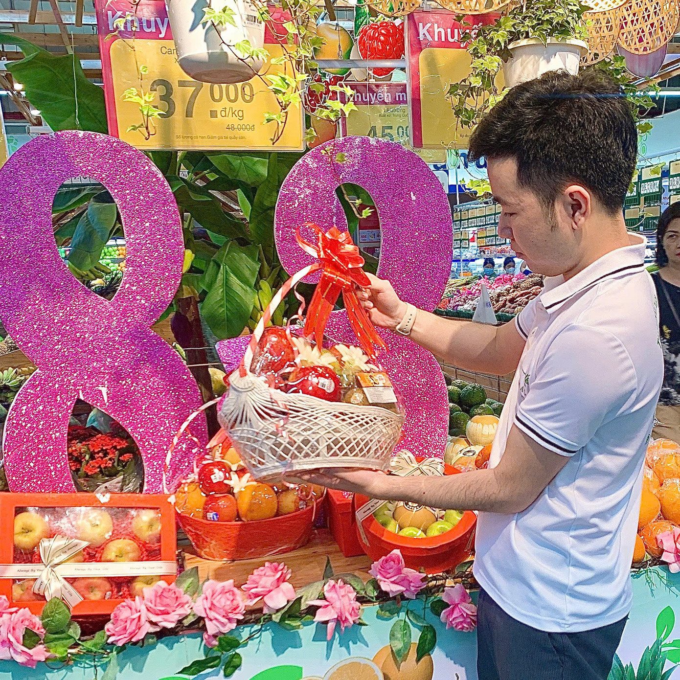 Dịp này, các siêu thị như Co.op mart, Big C, Go!, Satra… cũng tung khuyến mãi lên tới 50% với hàng ngàn sản phẩm. Đặc biệt, Co.op mart còn tung “giỏ quà xanh” khi biến rau củ thành giỏ quà với những tên gọi nhiều ý nghĩa. Như giỏ sức khỏe xanh (cần tây, táo xanh, lê đường), giỏ sức sống (ngò tây, cà rốt, táo, chuối), hộp quà yêu thương (táo, kiwi, nho)… giá từ 149.000 đồng trở lên. Dịp này, các siêu thị như Co.op mart, Big C, Go!, Satra… cũng tung khuyến mãi lên tới 50% với hàng ngàn sản phẩm. Đặc biệt, Co.op mart còn tung “giỏ quà xanh” khi biến rau củ thành giỏ quà với những tên gọi nhiều ý nghĩa. Như giỏ sức khỏe xanh (cần tây, táo xanh, lê đường), giỏ sức sống (ngò tây, cà rốt, táo, chuối), hộp quà yêu thương (táo, kiwi, nho)… giá từ 149.000 đồng trở lên.