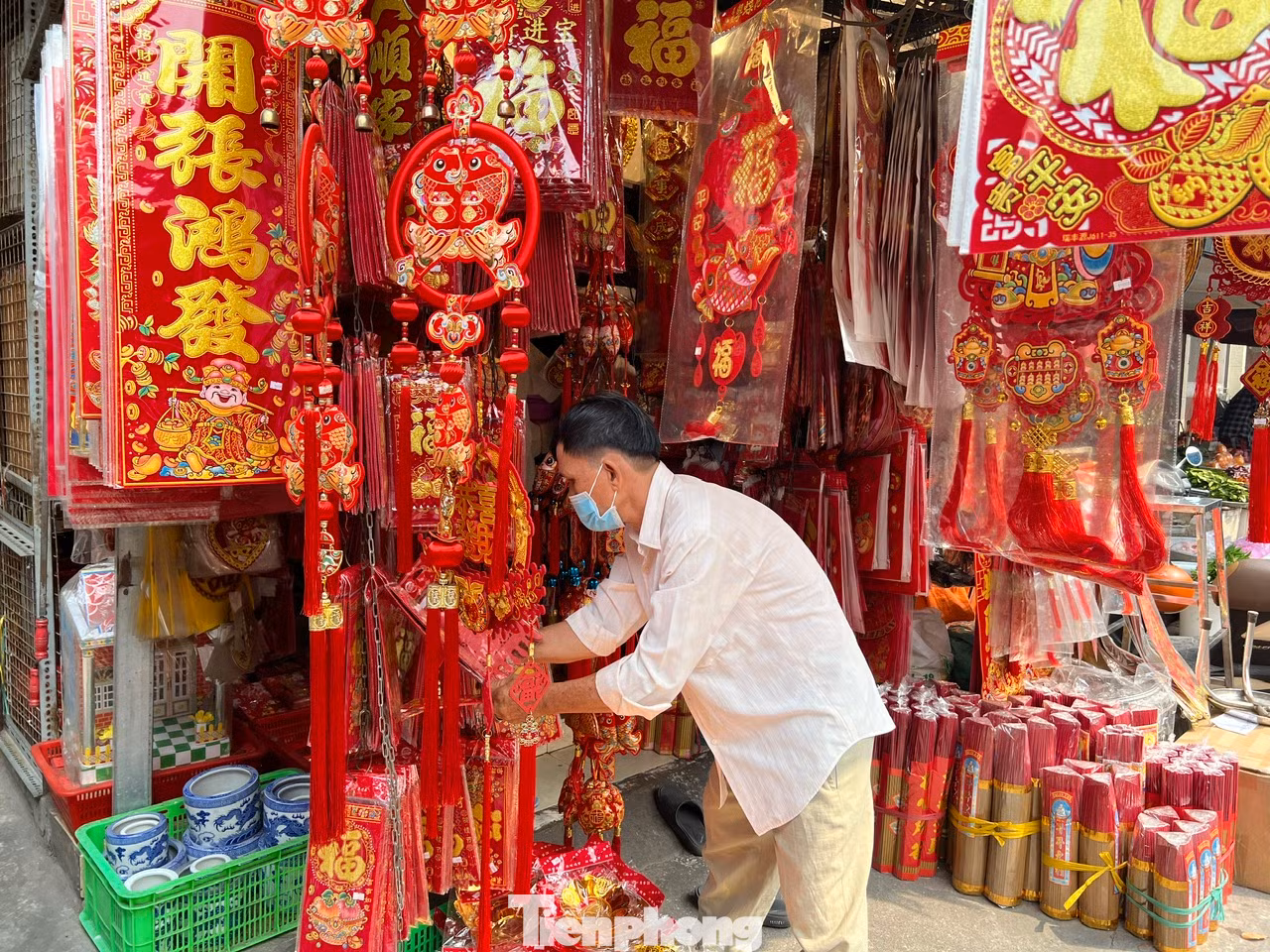 Ngoài tiền vàng mã, các sản phẩm như nhang, đèn... cũng đắt hàng. Khách có thể mua riêng từng sản phẩm hoặc đặt combo trọn bộ theo yêu cầu, giá khoảng 100.000 - 1 triệu đồng/bộ.