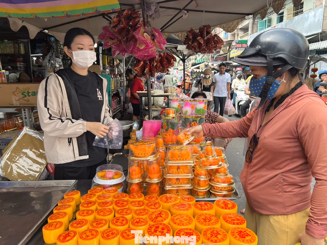 Khách chọn mua cá chép đường thay vì cá chép thật để đưa ông Táo về trời.