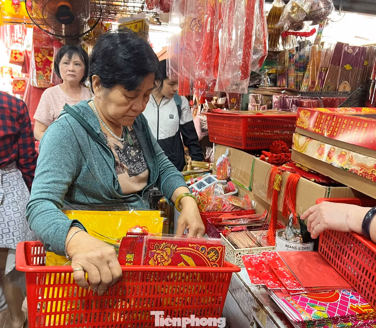 Nhiều tiểu thương cho biết lượng khách đến chợ giảm hơn so với cách đây vài năm vì nhiều người đã về quê. Số lượng mua cũng ít hơn trước. "Trước đây tôi bán suốt ngày đêm, huy động người nhà ra phụ vẫn không xuể. Còn bây giờ vắng khách hơn trước" - chủ sạp 369 tại chợ Thiếc nói.