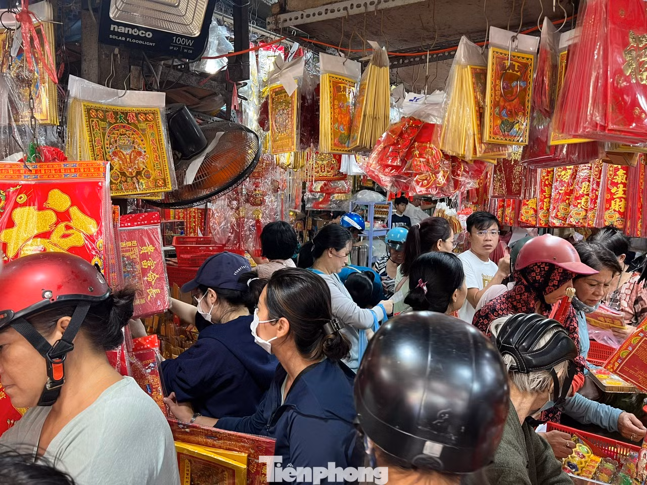 Dự kiến, đến ngày đưa ông Táo về trời (23 tháng Chạp), lượng khách đến mua sắm sẽ còn đông hơn
