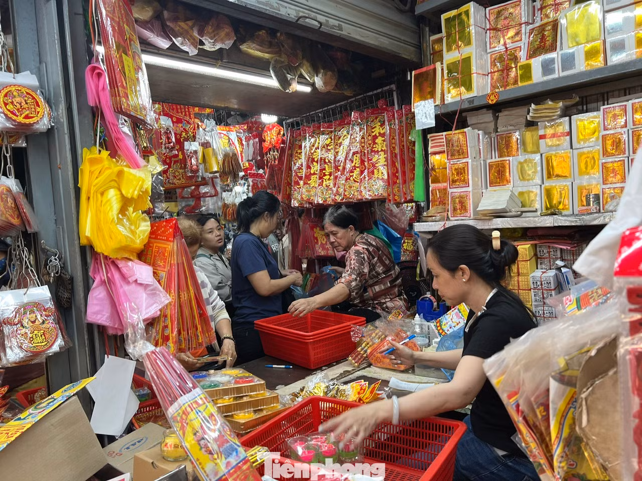 Ngày 19/1, tại chợ Thiếc (quận 11) - nơi bán đồ cúng lớn nhất TPHCM tấp nập khách đến mua trước ngày đưa ông Táo về trời (23 tháng Chạp). Trong sạp 369, nhân viên làm việc không ngơi tay.