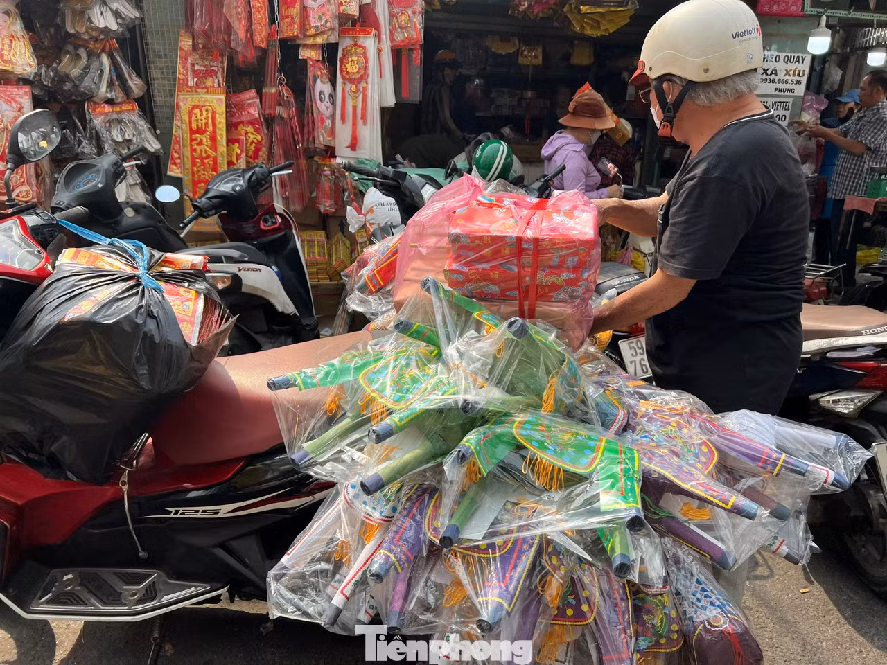 Vàng mã, đồ cúng bằng giấy chuẩn bị giao sỉ cho các sạp hàng nhỏ hơn ở các chợ truyền thống.