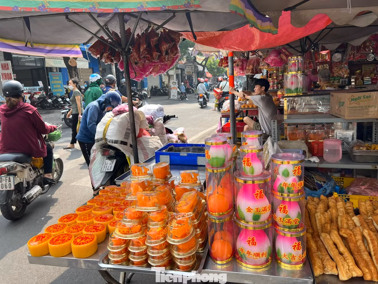 Cá chép đường những năm gần đây được khách ưa chuộng chọn mua vì có giá rẻ và có thể trưng quanh năm. Cá chép đường có giá từ 15.000 đồng/con. Ngoài ra, các loại bánh tổ, bánh đào tiên, thỏi vàng bằng đường... cũng được bày bán rất nhiều trong dịp này.