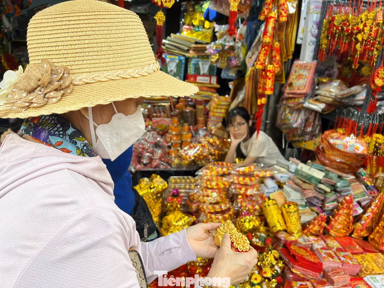 Trong khi đó, các sản phẩm cúng ông Táo như trầu cau, tháp bánh... cũng được trang trí, bày biện sẵn sàng và đẹp mắt chờ khách mua.