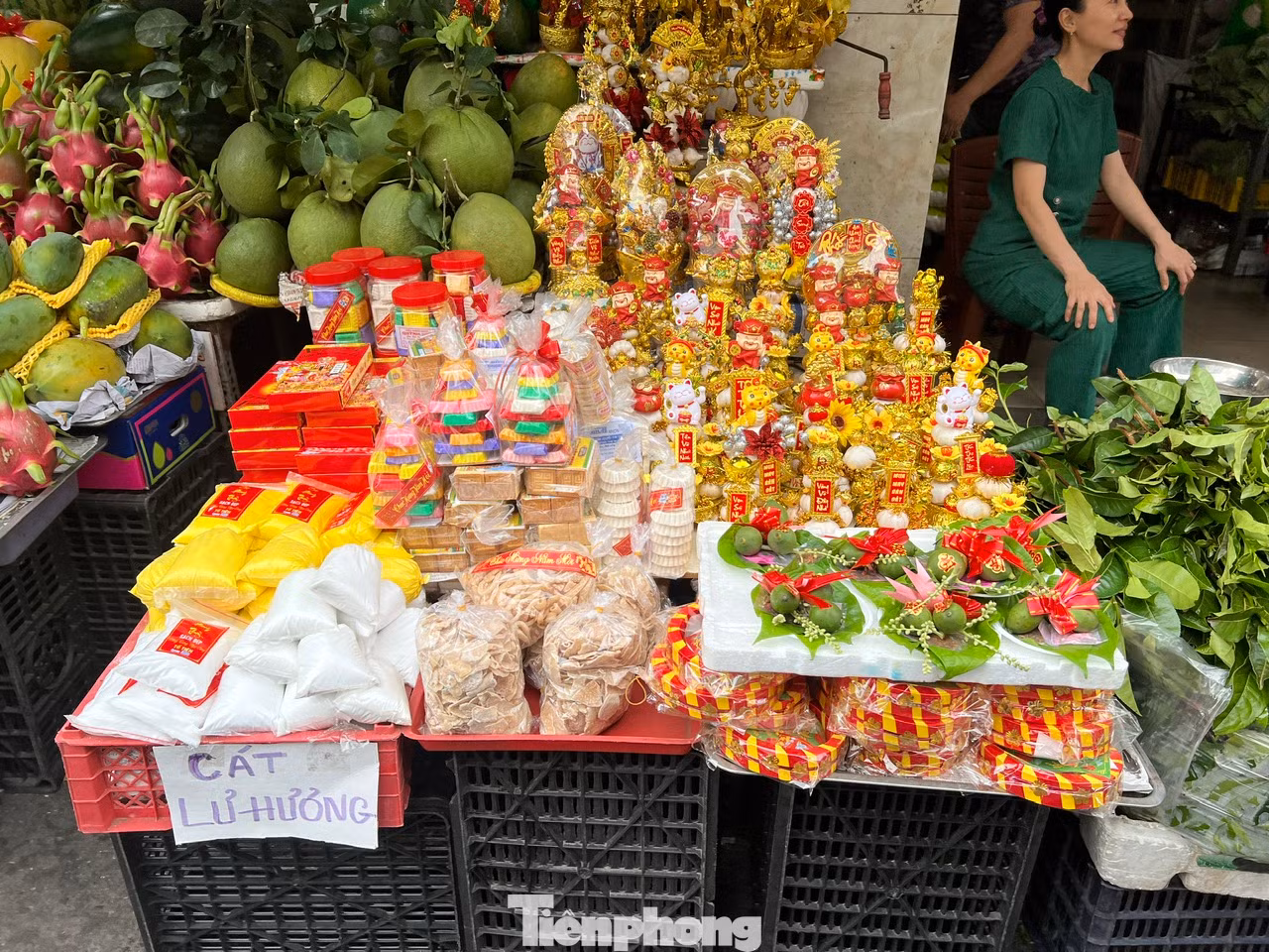 Trong khi đó, các sản phẩm cúng ông Táo như trầu cau, tháp bánh... cũng được trang trí, bày biện sẵn sàng và đẹp mắt chờ khách mua.