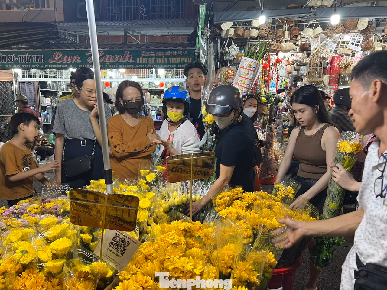 Cúc mai cam có cánh hoa to với màu vàng rực rỡ thu hút khách, đặc biệt giá rất mềm, chỉ 20.000 đồng/ bó. "Mua 5 bó chỉ 100.000 đồng, quá rẻ" - chị Hân Nhiên (ngụ quận 10) vui vẻ nói.