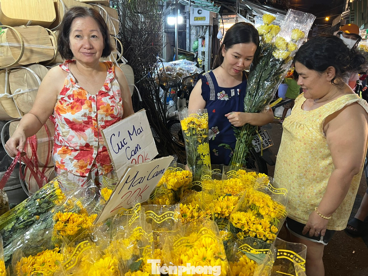 Khách hàng vui mừng khi mua được hoa đẹp, giá cực mềm