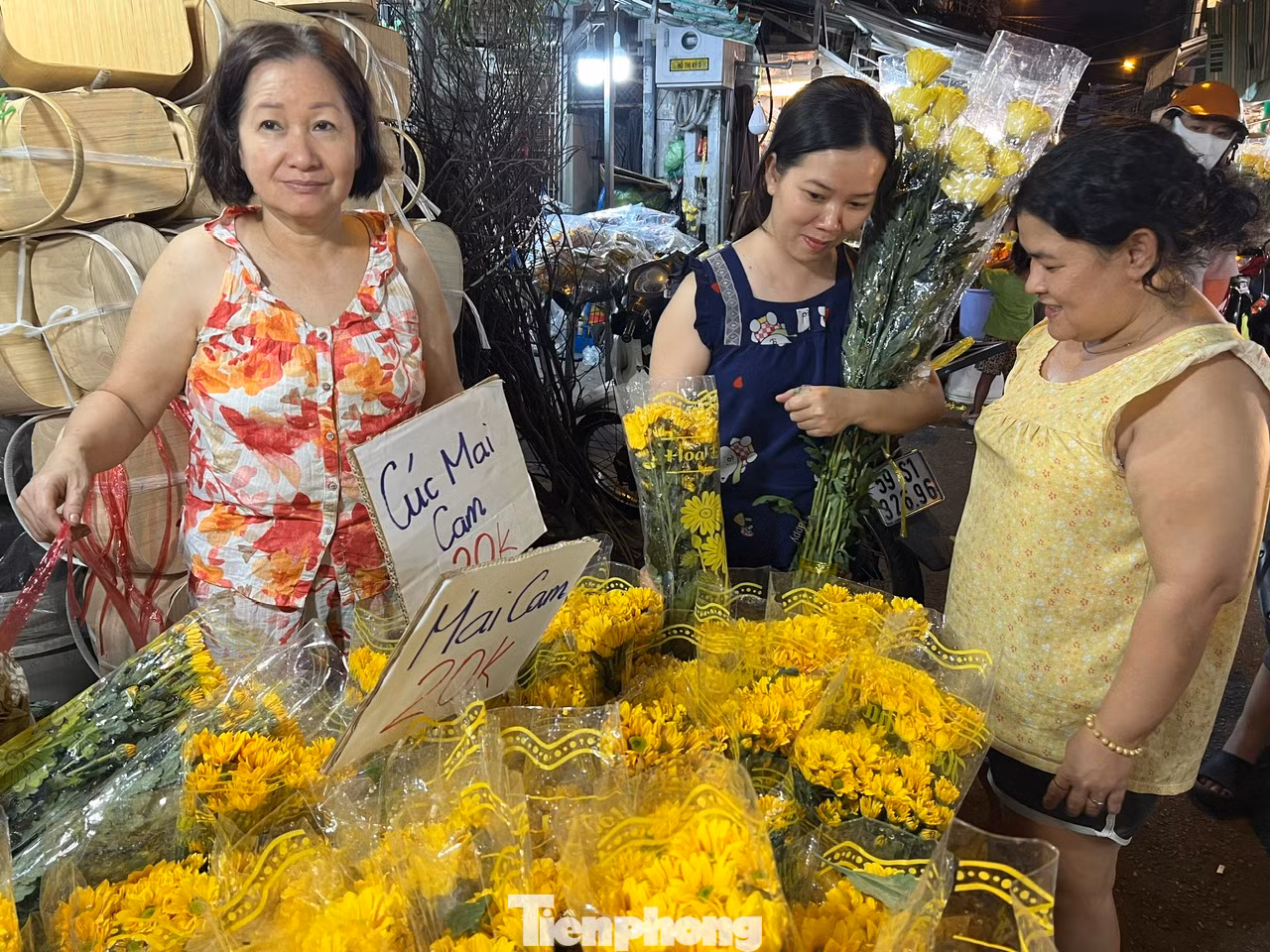 Khách hàng vui mừng khi mua được hoa đẹp, giá cực mềm