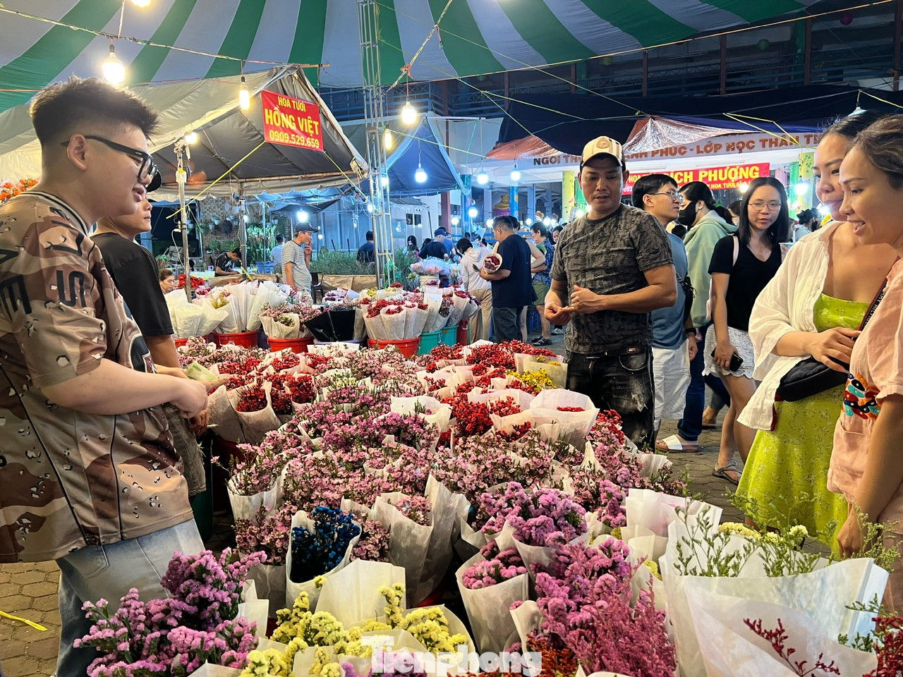 Các loại hoa khác như cúc mai cam, thanh liễu, tuyết mai... có giá từ 20.000 - 120.000 đồng/bó. Có khách mua 4-5 bó về chưng khắp nhà đón Tết.