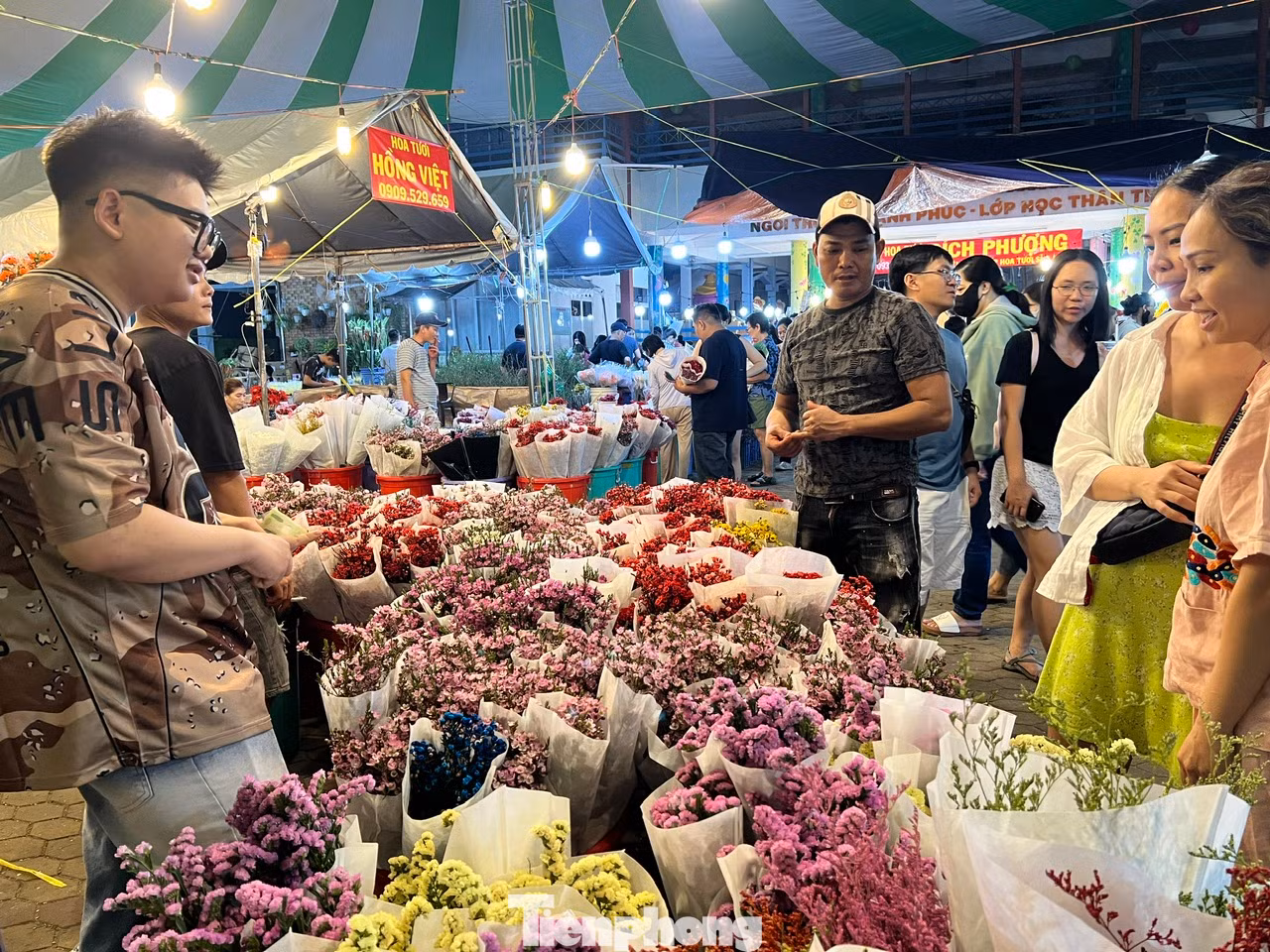 Các loại hoa khác như cúc mai cam, thanh liễu, tuyết mai... có giá từ 20.000 - 120.000 đồng/bó. Có khách mua 4-5 bó về chưng khắp nhà đón Tết.