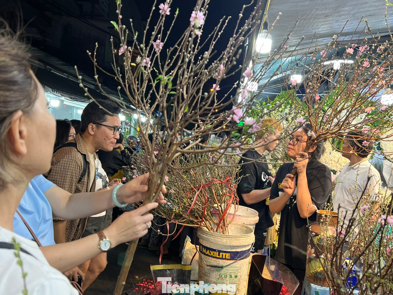 Đa số khách không cò kè trả giá mà mua ngay khi chọn được cành đào ưng ý bởi chỉ cần bỏ xuống liền có người khác mua. &quot;Hôm nay cửa hàng đã bán gần cả trăm cành đào do mặt hàng này đang hút khách nên có thể vào ngày mai, bên em sẽ cháy đào cắt cành&quot; - chị Trang, nhân viên một tiệm hoa cho biết.
