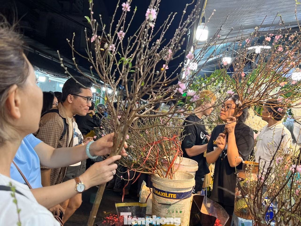 Đa số khách không cò kè trả giá mà mua ngay khi chọn được cành đào ưng ý bởi chỉ cần bỏ xuống liền có người khác mua. "Hôm nay cửa hàng đã bán gần cả trăm cành đào do mặt hàng này đang hút khách nên có thể vào ngày mai, bên em sẽ cháy đào cắt cành" - chị Trang, nhân viên một tiệm hoa cho biết.